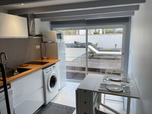 Private kitchen - Appartement VAR ,30 M2 Avec Terrain 45 M2 Sans vis à vis , Piscine en Partage (La Seyne sur mer)