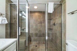 Ensemble douche/baignoire, serviettes fournies, shampoing