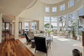 Smart TV, fireplace, ping pong, video library - The Luxury Lake Minnetonka Home, Hot Tub, Captain Services, 4 Bedrooms, on lake (Shorewood)