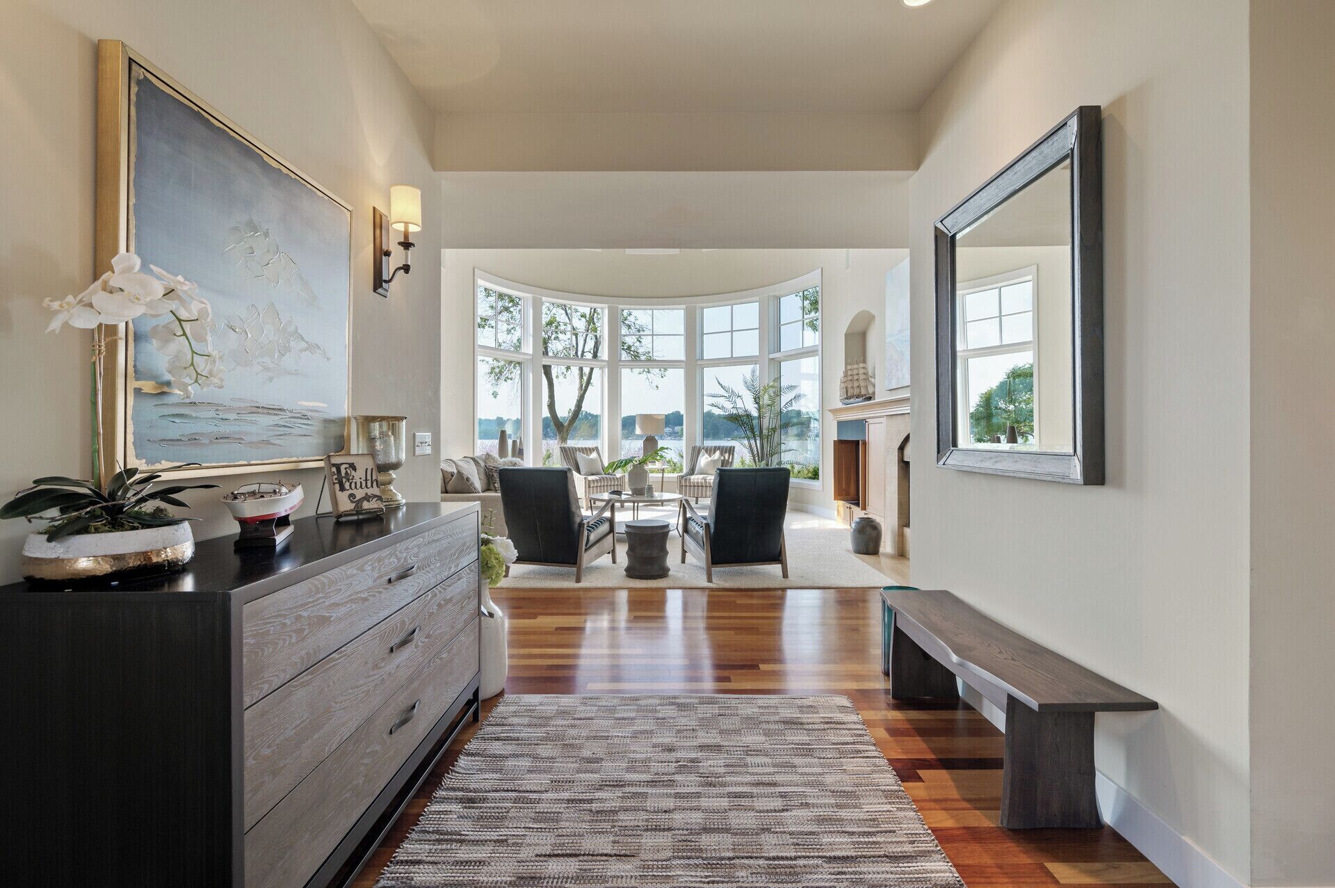 Smart-tv, een open haard, een tafeltennistafel en een filmbibliotheek