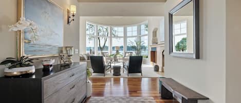 Smart-tv, een open haard, een tafeltennistafel en een filmbibliotheek