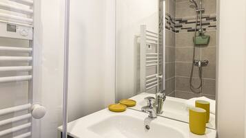 Gratis toiletartikelen, een haardroger, handdoeken