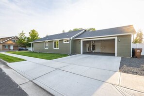 Exterior - Modern Home Conveniently Located (Spokane)