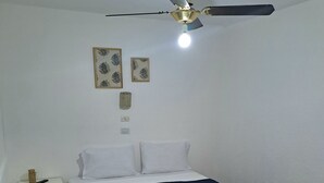 Escritorio, wifi gratis y ropa de cama 