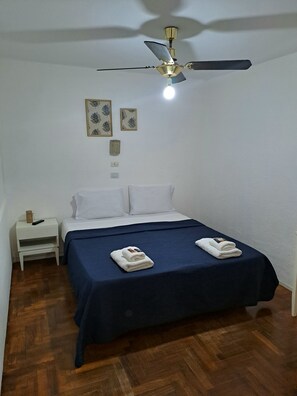 Escritorio, wifi gratis y ropa de cama 