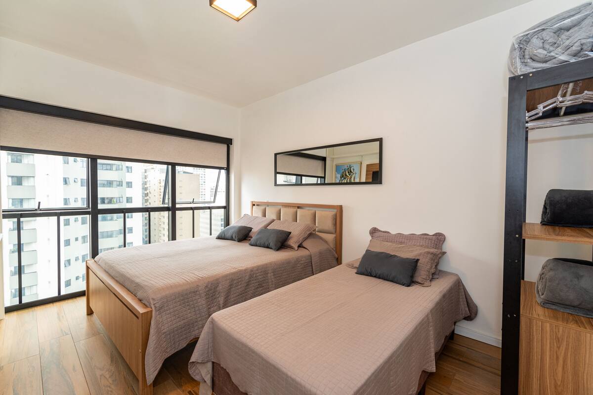 Metropolitan Flat 1001 | 1 bedroom, premium bedding, pillowtop beds, WiFi (free)