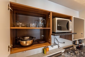 Metropolitan Flat 1001 | Eigene Küche | Großer Kühlschrank, Mikrowelle, Herdplatte, Wasserkocher