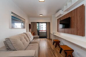 Deluxe appartement | Woonruimte | Een 42-inch lcd-televisie met digitale zenders