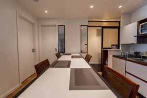 Metropolitan Flat 1001 | Private kitchen | Full-sized fridge, microwave, stovetop, electric kettle - Metropolitan Flats (Curitiba)