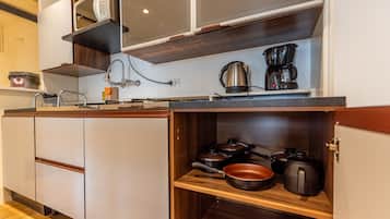 Metropolitan Flat 1001 | 私人廚房 | 大型雪櫃/冰箱、微波爐、爐具、電熱水壺