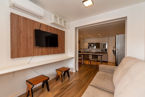 Metropolitan Flat 1001 | Living area | 42-inch LCD TV with digital channels - Metropolitan Flats (Curitiba)