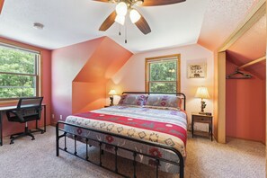 5 quartos, cofres nos quartos, escrivaninha