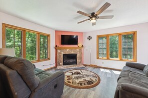 Smart-TV, Kamin, Videospiele, DVD-Player