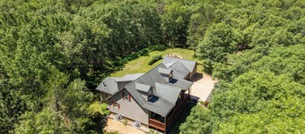 Private 5BR Luxury Lodge Sleeps 15 • Game Room • Dells 10min • Pet Friendly