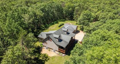 Private 5BR Luxury Lodge Sleeps 15 • Game Room • Dells 10min • Pet Friendly