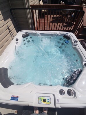 Outdoor spa tub - Private 5BR Luxury Lodge Sleeps 15 • Game Room • Dells 10min • Pet Friendly (Lyndon Station)