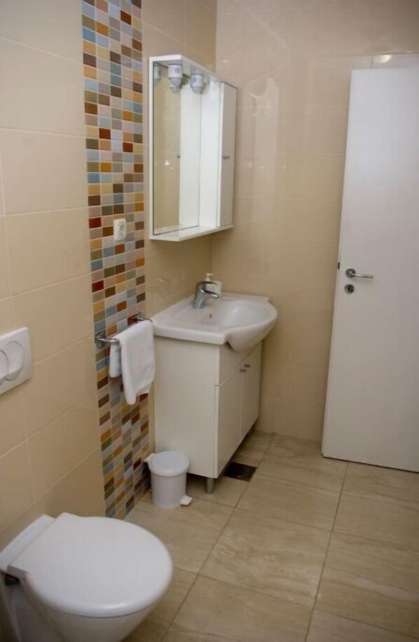 Bathroom - Sea view | Fixed pricing #1 | Apartment Antun (Blace)