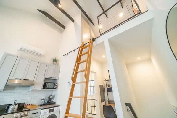 Fridge, microwave, oven, stovetop - The Loft @ Columbus Center 3 (Columbus)