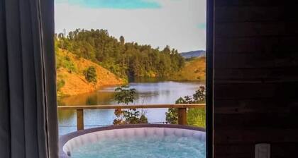 Modern Loft Cabin With Kitchen, Jacuzzi and Lake