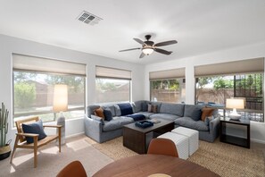 TV connectée, table de tennis de table, livres