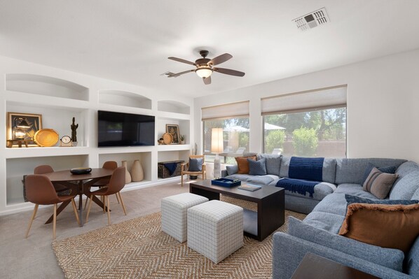 TV connectée, table de tennis de table, livres