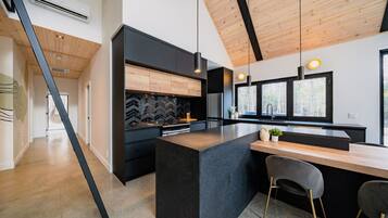 Réfrigérateur, four à micro-ondes, un four, surface de cuisson