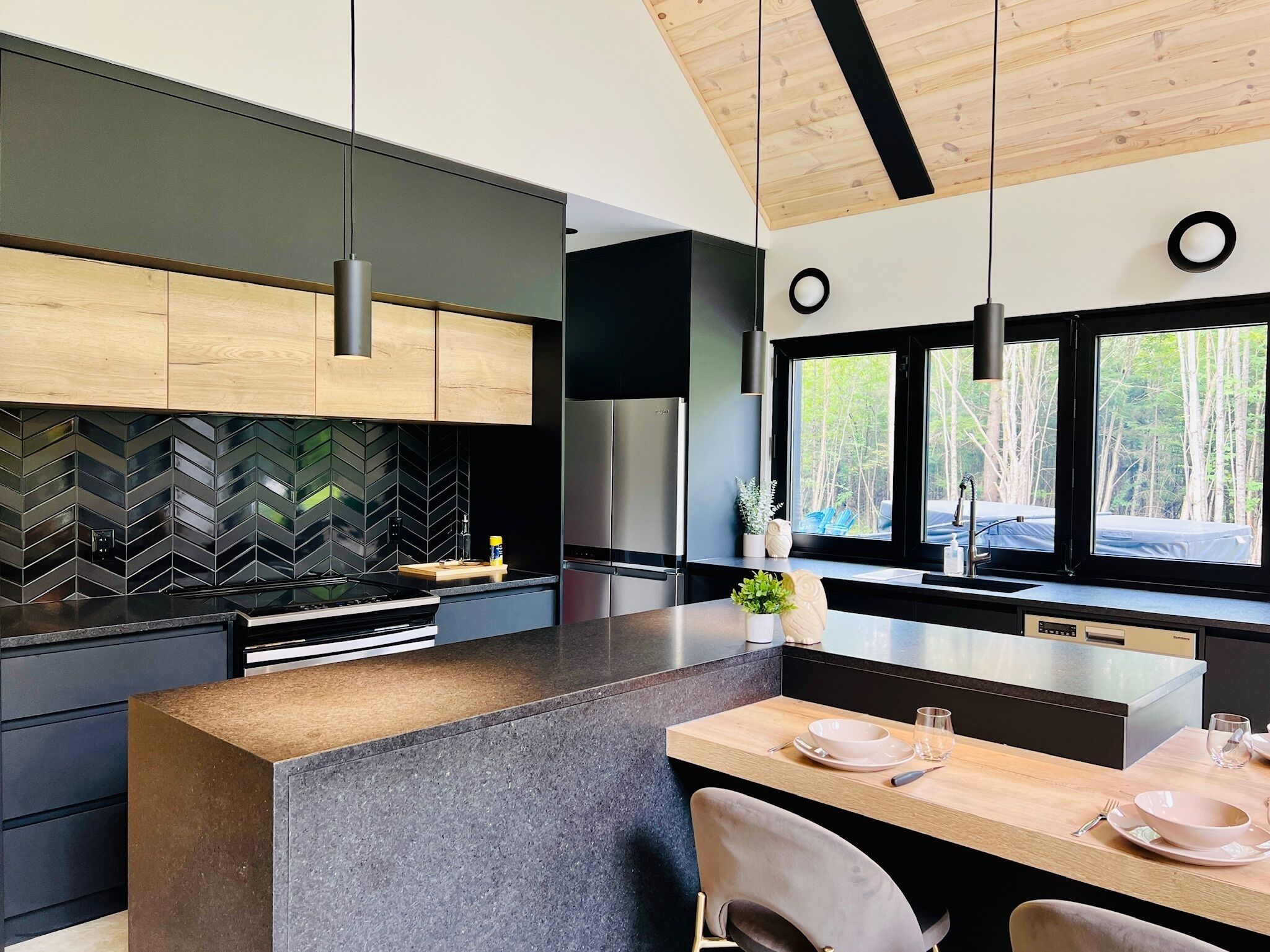 Réfrigérateur, micro-ondes, four, plaque de cuisson