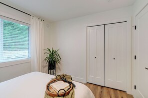 2 bedrooms, iron/ironing board, travel cot, WiFi