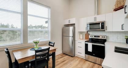 Squeaky clean brand new 2 bedroom close to major routes.