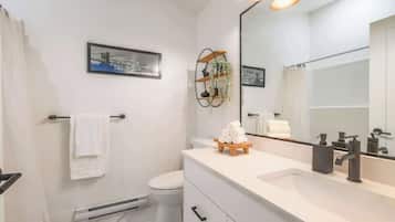 Secador de cabelo, toalhas de banho, sabonete, shampoo