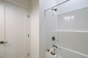Hair dryer, towels, soap, shampoo - Squeaky clean brand new 2 bedroom close to major routes. (Langford)