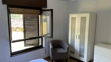 3 Schlafzimmer, Schreibtisch, Bügeleisen/Bügelbrett, Reisekinderbett