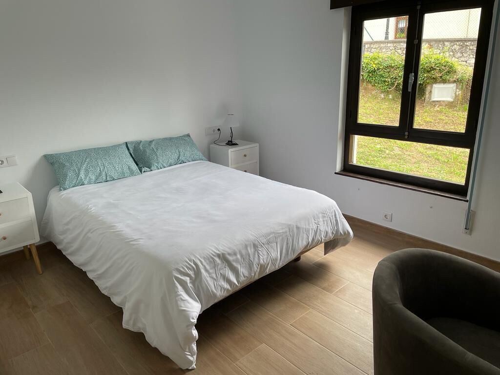 3 slaapkamers, een bureau, een strijkplank/strijkijzer, reisbedje