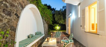 The Lauro Luxury Villa, garden, parking, in private area, close to the center