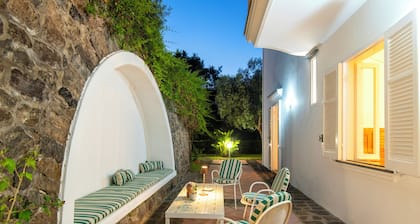 The Lauro Luxury Villa, garden, parking, in private area, close to the center
