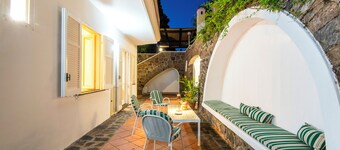 The Lauro Luxury Villa, garden, parking, in private area, close to the center