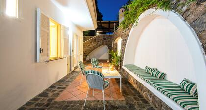 The Lauro Luxury Villa, garden, parking, in private area, close to the center