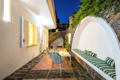 The Lauro Luxury Villa, garden, parking, in private area, close to the center