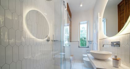The Lauro Luxury Villa, garden, parking, in private area, close to the center