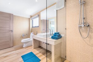 Premium-Villa, 4 Schlafzimmer, Blick auf den Innenhof | Badezimmer | Badewanne und Dusche (separat), Komfortbadewanne