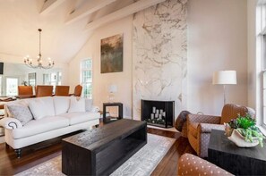 Älytelevisio, takka, videopelejä, pöytäjalkapallopöytä