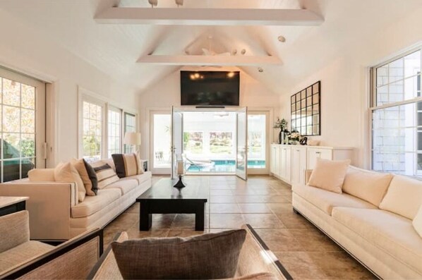 Älytelevisio, takka, videopelejä, pöytäjalkapallopöytä