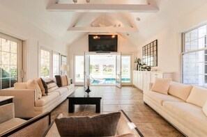 Smart TV, fireplace, video games, foosball - Heated Indoor Pool and Spa - Golf Course View (Mashpee)