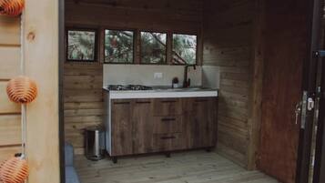 Kühlschrank, Mikrowelle, Herdplatte, Wasserkocher mit Kaffee-/Teezubehör