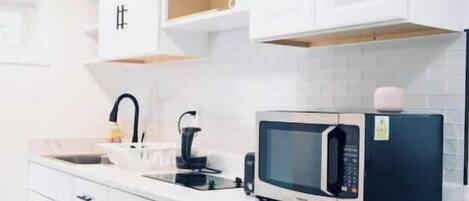 Frigorífic, microones, placa de cuina i bullidora elèctrica