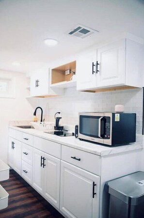 Jääkaappi, mikroaaltouuni, liesi, vedenkeitin