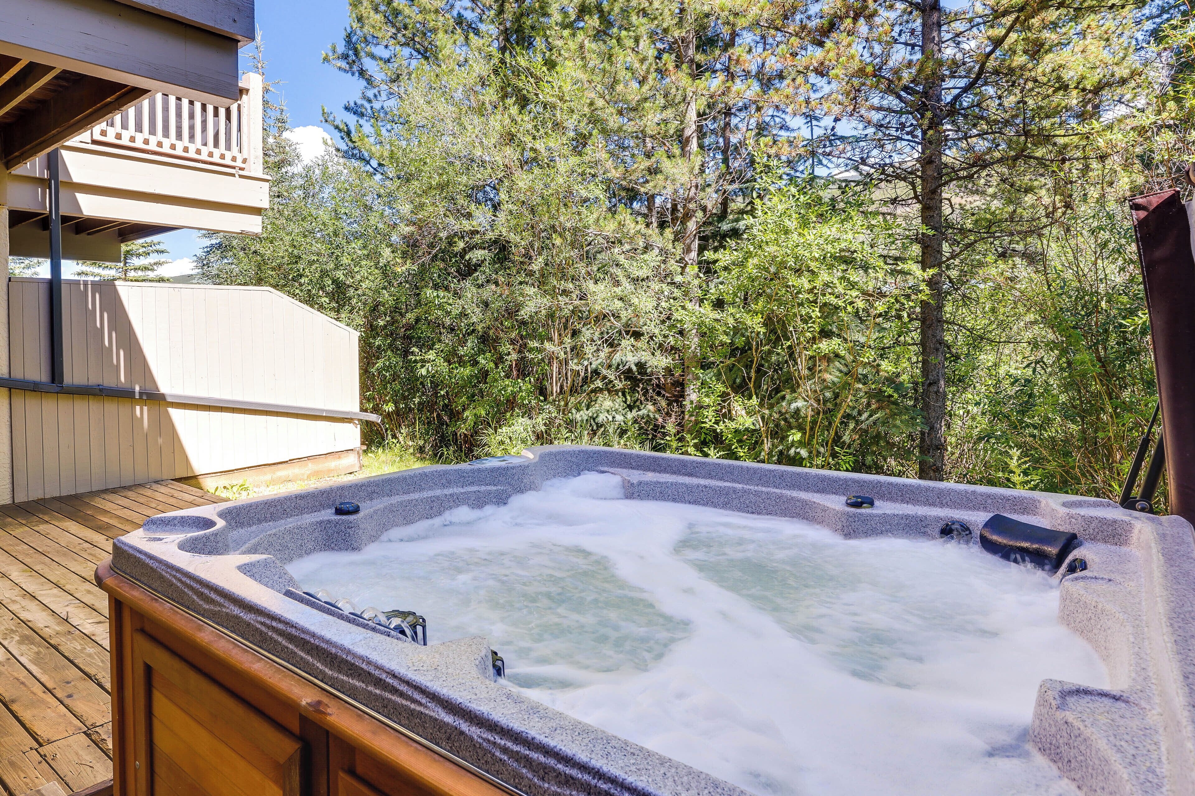 Keystone Retreat w/ Hot Tub: Walk to Skiing!
