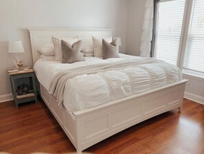 3 bedrooms, free WiFi, bed sheets - Tranquil Tides cozy cottage 3 miles from ocean (Southport)