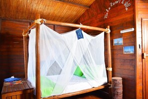 1 slaapkamer, een bureau, internet