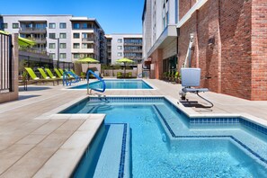 Outdoor pool - Springhill Suites Phoenix Scottsdale Marriott (Scottsdale)